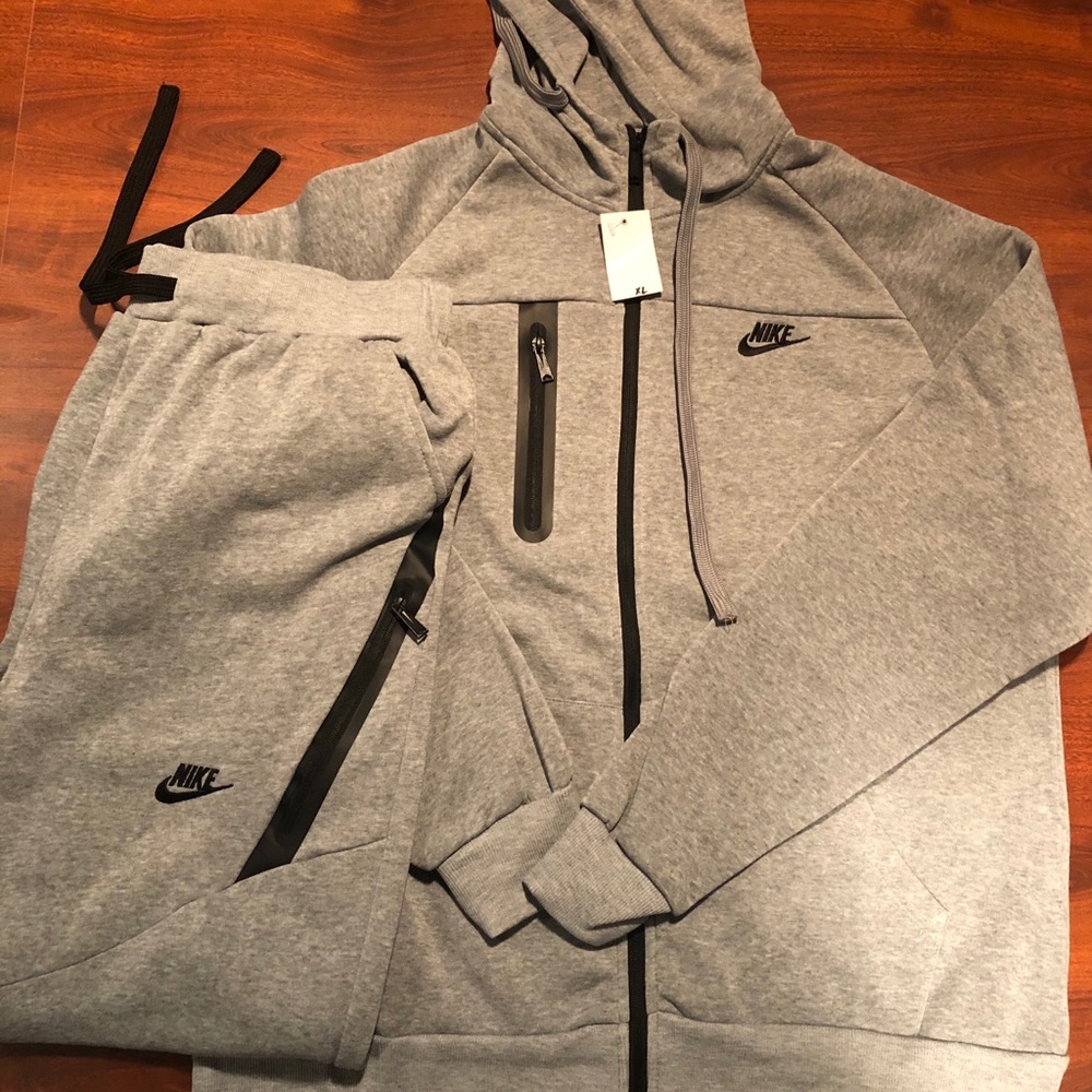 Men’s Nike zip up hoodie and sweatpants set